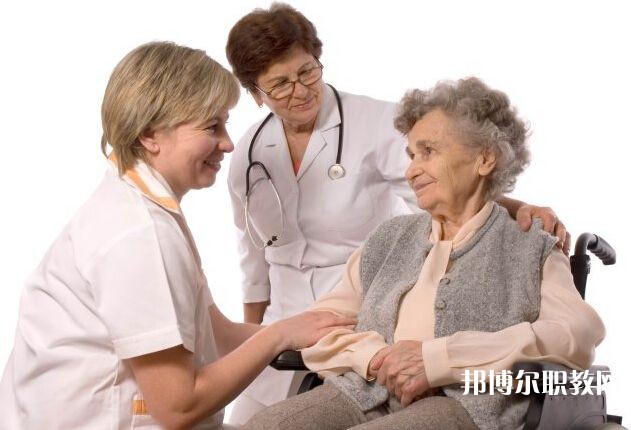 四川哪里的職業(yè)中學(xué)能讀旅游服務(wù)與管理（含導(dǎo)游、鐵路航空服務(wù)）專業(yè)