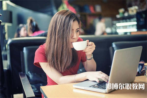 貴州哪里的中職學(xué)校能讀高鐵服務(wù)專業(yè) 貴州哪里的中職學(xué)校能讀高鐵服務(wù)專業(yè)