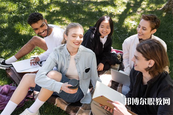 貴州哪里的中職學(xué)校能讀旅游工藝品設(shè)計(jì)與制作專業(yè) 貴州哪里的中職學(xué)校能讀旅游工藝品設(shè)計(jì)與制作專業(yè)