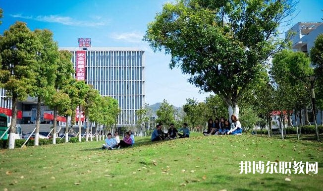 自貢2025年初中生報什么鐵路學校好