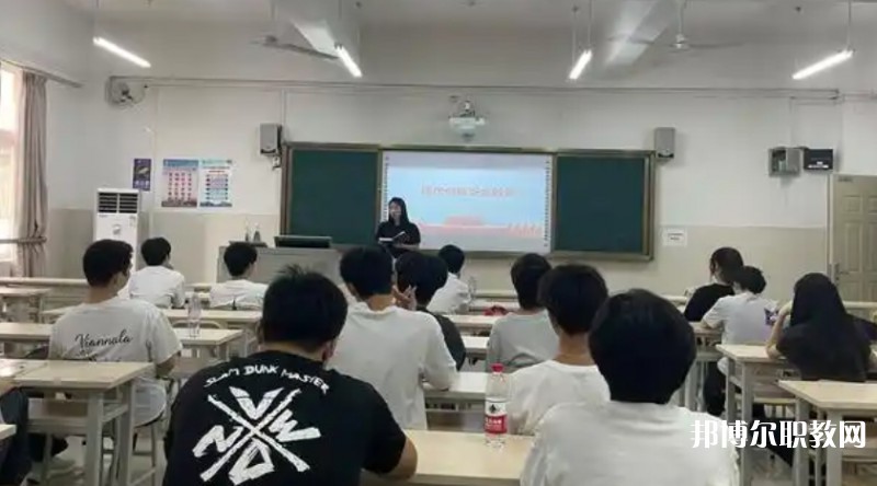 自貢2025年初中生讀鐵路學(xué)校怎么樣