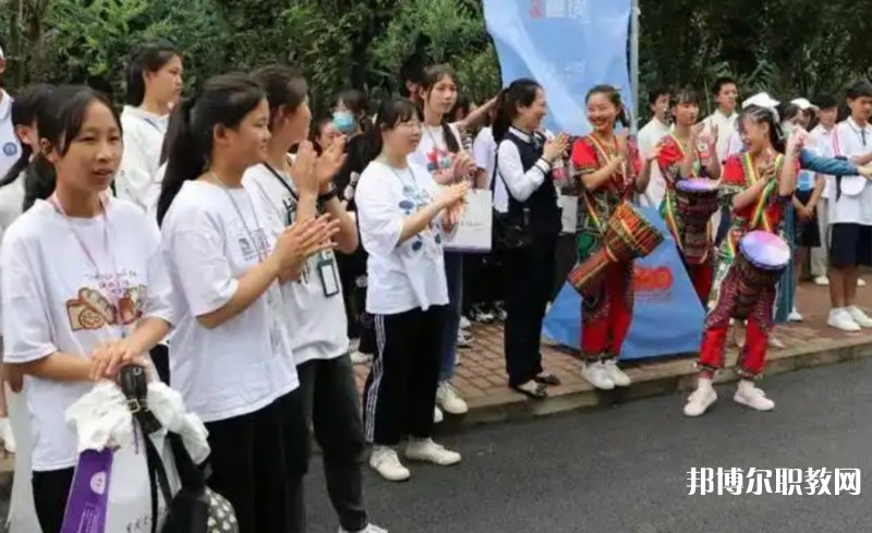 自貢2025年讀鐵路學校一年要多少錢