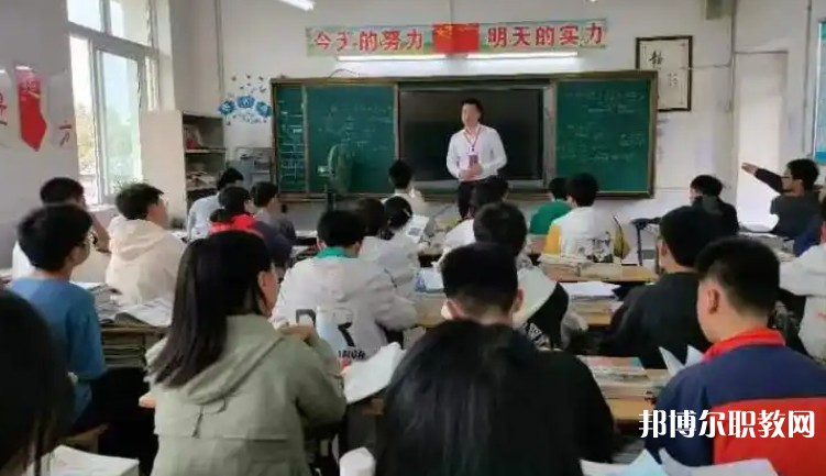 自貢2025年鐵路學(xué)校好還是大專好