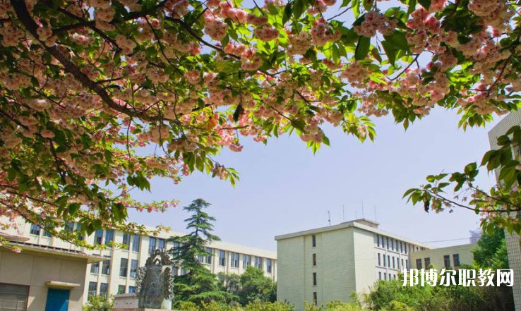 自貢2025年鐵路學(xué)校學(xué)費(fèi)多少