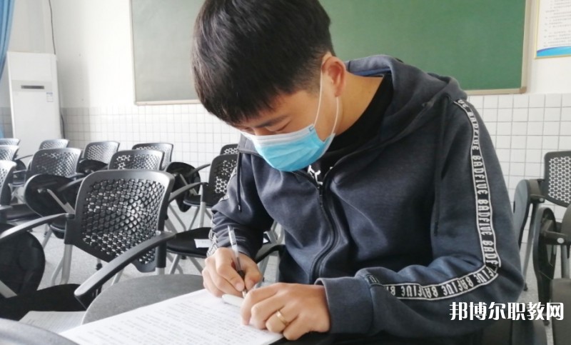 四川2025年初中生不去電工學(xué)校怎么辦