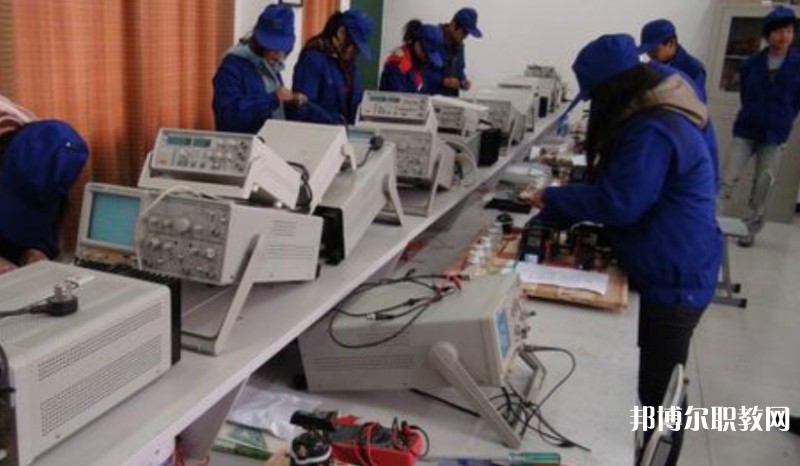 四川2025年初中生考什么電工學(xué)校