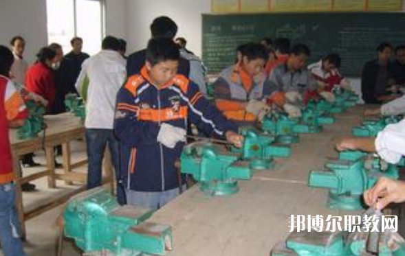 四川2025年初中生能讀的電工學(xué)校