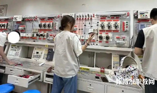 四川2025年讀電工學(xué)?？梢钥即髮W(xué)嗎