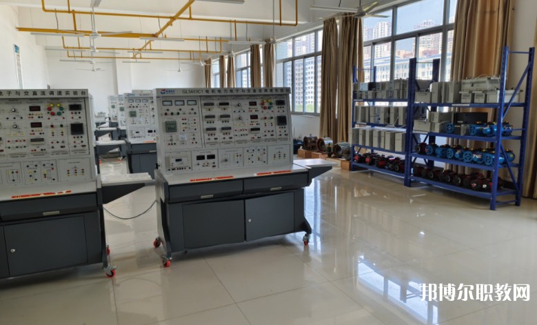 四川2025年男生讀電工學(xué)校學(xué)什么好