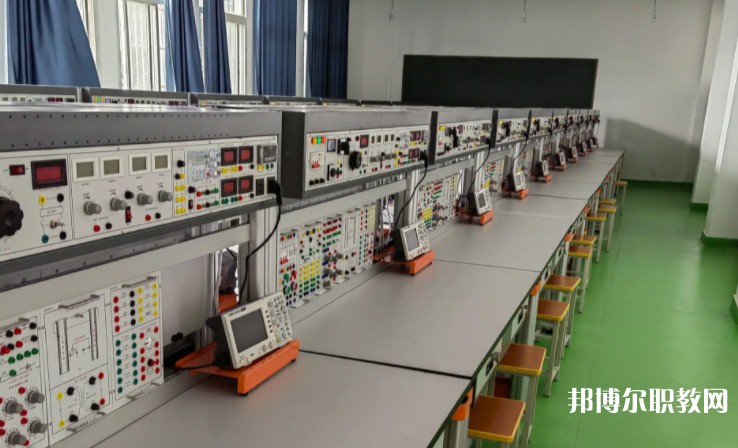 四川2025年男生在電工學(xué)校學(xué)什么好