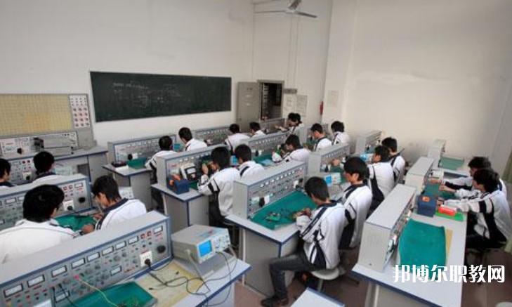 四川2025年女生讀電工學(xué)校學(xué)什么好